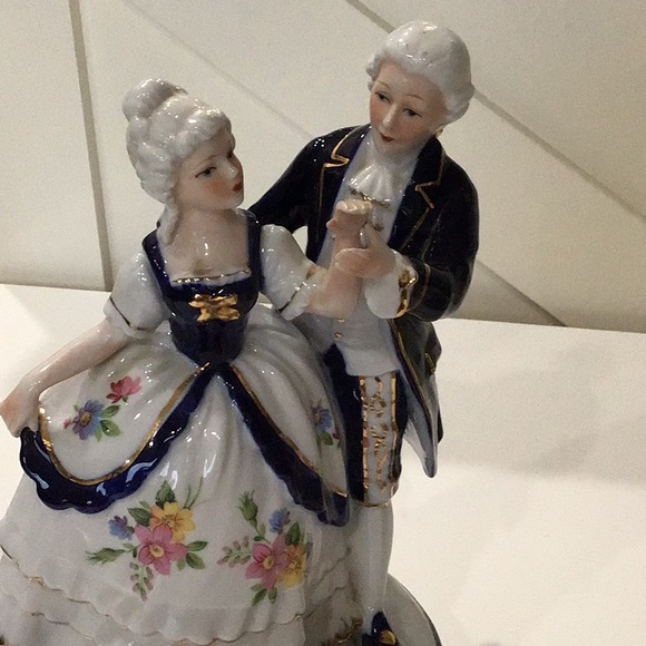 Vintage Sankyo Music Box Rotating Colonial Dancing Couple - Picture 2 of 5